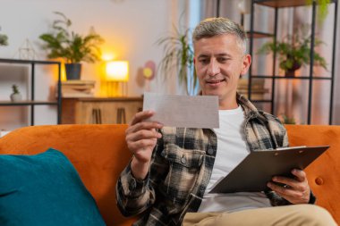 Gazete okuyan, dershanede çalışan bir adam. Serbest çalışan genç işadamı raporları incelerken maliyetleri, gelirleri, harcamaları, proje bütçesini, muhasebeci mali denetimini hesaplar