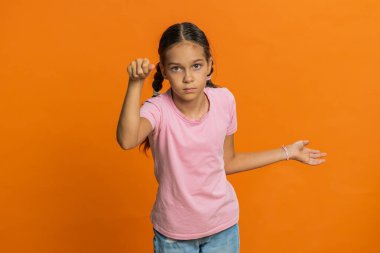 Kim var orada? Tık-tık. Kafası karışmış genç kız çocuk kapıyı çalıp kimin evde olduğunu soruyor, utanıyor, hiçbir fikrim yok, turuncu arka planda bilgisiz ve kararsız.