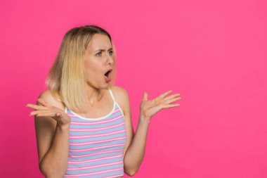 Mağlubiyetten sonra hayal kırıklığına uğramış Kafkasyalı kadın, başarısızlık, inançsızlığını dile getirmek, bıkkınlık hissetmek, sonuç olarak hayal kırıklığına uğramak, kötü haber negatif stres hissi. Pembe arka planda izole edilmiş kız