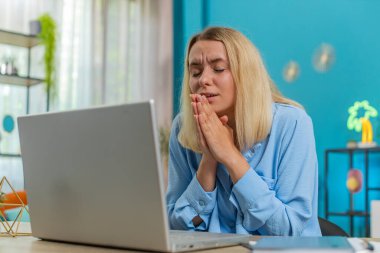 Gergin kadın serbest çalışan dizüstü bilgisayarın web kamerasında elleri bağlı vazifesini tamamlamak için daha fazla zaman istiyor. Genç iş kadını kadın çalışan video görüşmesi sırasında masa başı iş talebinde bulundu..