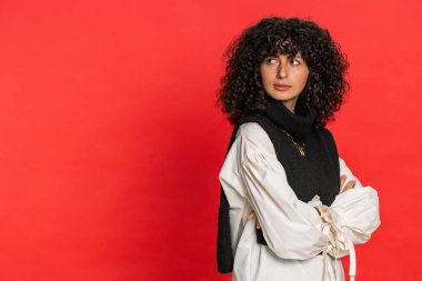 Üzgün, sinirli, beyaz bir kadının yanlış anlaması üzerine hayal kırıklığına uğramış, kavga üstüne hayal kırıklığı yaşamış, kaybetmiş, görmezden gelmiş ve konuşmak istememiş. Kırmızı arka planda izole edilmiş bir kız. İnsan yaşam tarzı