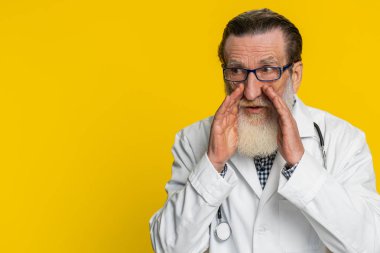 Sırlarımı sakla, sessiz ol. Kıdemli yaşlı doktor kardiyolog, dedikoduları fısıldıyor, el ele tutuşup, dedikoduları sessizce paylaşıyor. Büyükbabam ilginç ve gizli bilgiler veriyor. Kopyalama alanı