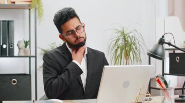 Hintli işadamı boğazı ağrıdığı için hastalandığını hisseder. Ofiste çalışırken boynuna ağrı girer. Resmi takım elbiseli erkek Hindu nezle olmuş, virüs kapmış.