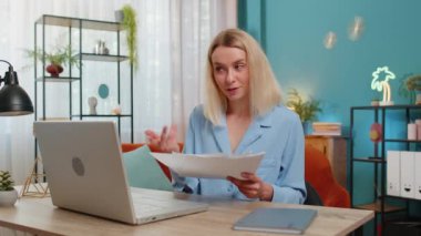 Kafkas iş kadını serbest çalışan online sunum videosu yapan bilgisayarlı iş kadını ofis işyerindeki uzak öğrenim dersleri için eğitim dersleri alıyor. Kadın evde grafik analizi gösteriyor.