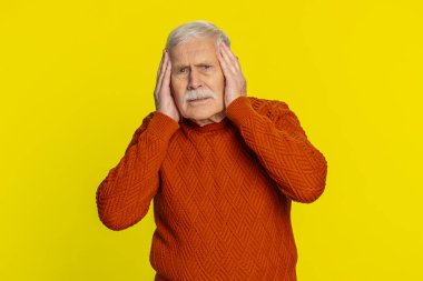 Baş ağrısı, tansiyon, migren ve stresten muzdarip yaşlı bunağın şakakları ovalamasından memnun değilim. Büyükbaba acı içinde kıvranıyor, yüksek kan basıncı sarı arka planda izole edilmiş.