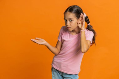 - Seni duyamıyorum. - Ne? Çocuk seni duymaya çalışıyor, kafası karışmış ve kaşlarını çatmış bir halde, daha yüksek bir ses için kolunu kulağının dibinde tutuyor ve bilgi sağırlığını duymak için tekrar etmesini istiyor. Turuncu arka plandaki çocuklar