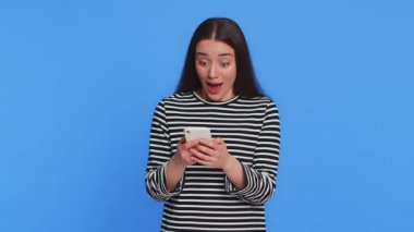 Mutlu Kafkasyalı genç kız akıllı telefon daktiloyla yazı yazarak 