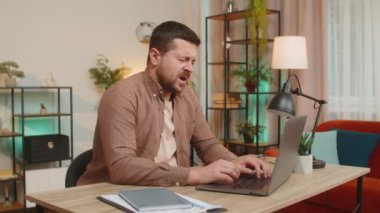 Sıkıcı genç iş adamı dizüstü bilgisayarla esneme hareketleri yapıyor, oturma odasındaki ofis masasında netbook 'ta uyuyor. Yorgun, Kafkasyalı, serbest çalışan işkolik bir adam. İstihdam, meslek, işsiz.