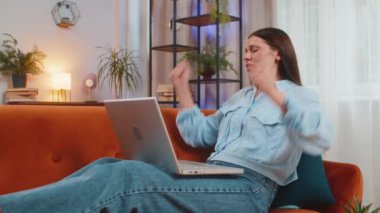 Evdeki kanepede oturup dizüstü bilgisayar kullanan sinirli bir kadın. Anksiyete stresi yaşıyor, internette arama yapıyor, bilgi alamıyor. Oda odasında Netbook 'ta kötü haber kaybına şaşırmış bir kız. Bilgisayar virüsü