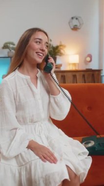 Gülümseyen genç bir kadın evdeki kanepede oturan arkadaşlarıyla telgraflı telefon konuşması yapıyor. 90 'lardan kalma eski moda telefondan hoşlanan mutlu, heyecanlı kız oturma odasında konuşuyor. Dikey
