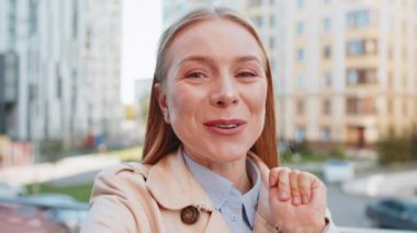 Olgun beyaz kadın blogcu POV görüşü kameraya bakıyor abonelerle internet üzerinden iletişim kuruyor, sosyal medya vlog 'u için hikayeler kaydediyor. Şehir caddesinde mutlu bir kız