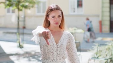 Hoşlanmamak. Kafkas asıllı genç bir kadın, hoşnutsuzluğunu, hoşnutsuzluğunu, tatminsizliğini, kötü işini, açık havada hatasını belli ediyor. Şehir caddesinde hoşnutsuz bir kız. Kasaba yaşam tarzı