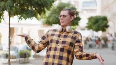 Ne diyecegimi bilmiyorum. Kafası karışmış genç bir adam belirsiz bir soru hakkında utanmış, kuşkuları var, hiçbir fikrim yok, açık havada bilgisiz olmak. Şehir caddesinde dikilen beyaz yetişkin adam..