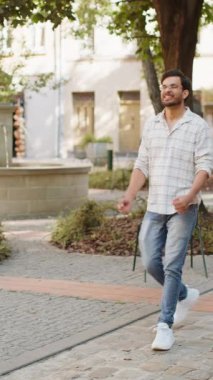 Heyecanlı mutlu gezgin bağırıyor, başarıyı kutluyor, kazanıyor, gol başarısı, iyi haber, piyango talihi, açık havada zafer. Şehir caddesinde yürüyen genç bir İspanyol. Yaşam Tarzları.