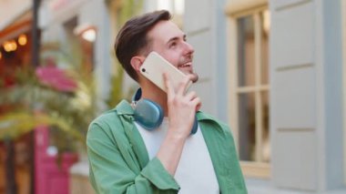 Kafkasyalı turist arkadaşlarıyla uzaktan iletişim kuruyor, telefonla konuşuyor şehir caddesinde beklenmedik iyi haber dedikoduları yapıyor. Şehir yaşam tarzları açık havada.