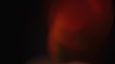 Işık sızıntısı 4K görüntüsü. Lens parlaklığı bokeh örtüleri, yanan alev arka planı. Görüntülerinizi birleştirmek, videoyu biçimlendirmek, dönüşümleri sağlamak için. Odaklanmış lamba flaş ışını etkisi. Işık titreşimleri ve ışıltı