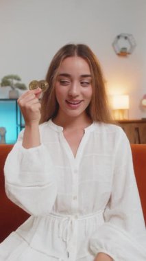 Mutlu kadının portresi iki altın BTC sikke tutuyor başarılı geliştirici programcıda. Kız borsa simsarları online ticaret operasyonlarını izledikten sonra bitcoin kazanıyor. Zenginlik artıyor. Dikey.