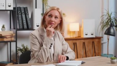 Düşünceli Kafkasyalı olgun iş kadını elinde kalem tutuyor, not alıyor, gizli günlük tutuyor, yaratıcı fikirlerin özel günlüğünü tutuyor. Planlayıcıyı, yazma etkinliğini, istek listesini ve yapılacaklar konseptini oluştur.