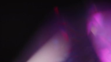 Işık sızıntısı 4K görüntüsü. Lens parlaklığı bokeh örtüleri, yanan alev arka planı. Görüntülerinizi birleştirmek, videoyu biçimlendirmek, dönüşümleri sağlamak için. Odaklanmış lamba flaş ışını etkisi. Işık titreşimleri ve ışıltı