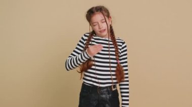 Yorgun, genç, çocukluk çağındaki kız çocuğu esniyor, uykulu, ilgisiz, uykusuz, tembel, uykusuzluktan ağzı açık gezmekten sıkılmış. Bej arka planda izole edilmiş genç çocuklar