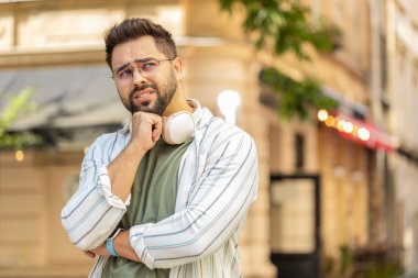Üzgün ve mutsuz genç bir turist hayat endişeleri üzerine düşünüyor, haksız bir durumdan muzdarip. Sorun, kötü hissetme, tükenmiş keder. Hüsrana uğramış, yalnız, yetişkin bir adam şehir caddesinde dikiliyor..