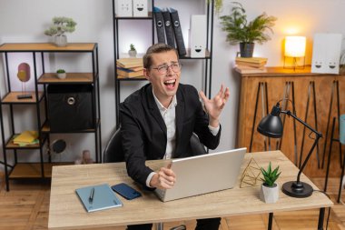 Genç, üzgün, stil sahibi bir iş adamı dizüstü bilgisayarda arama yapıyor, beklenmedik piyango sonuçlarını kaybediyor, servet kaybı, ofis masasında kötü haberler. Takım elbiseli, Kafkasyalı serbest çalışan.