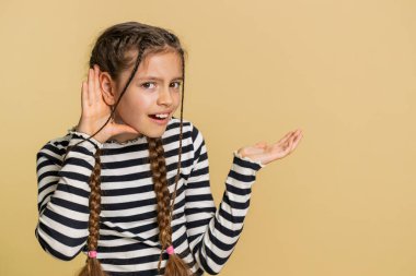 - Seni duyamıyorum. - Ne? Çocuk seni duymaya çalışıyor, kafası karışmış ve kaşlarını çatmış bir halde, daha yüksek bir ses için kolunu kulağının dibinde tutuyor ve bilgi sağırlığını duymak için tekrar etmesini istiyor. Bej arka plandaki çocuklar