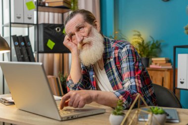 Aşırı yorgun Kafkasyalı son sınıf öğrencisi merkez ofiste otururken dizüstü bilgisayarla çalışmaktan sıkıldı. Uykulu büyükbaba işine konsantre olamıyor ve tembelce yazıyor. Erkek serbest yazar bir proje yapmakla ilgilenmiyor..