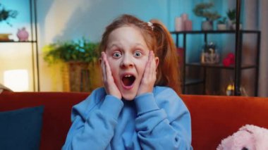 Aman Tanrım, vay canına. Kafkasyalı şaşkın liseli kız kameraya büyük gözlerle bakıyor, ani bir zafer, iyi bir galibiyet haberi, kutlama. Akşamları kanepede oturan heyecanlı çocuk.