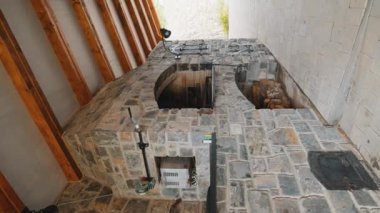 Taş barbekü yakacak odun, kebap pişirmek için tuğla fırını ve arka bahçede yanan diğer tabaklar. Restoran mutfağı, pizza fırını ve barbekü. Yemek pişirmek. İç modern yapı
