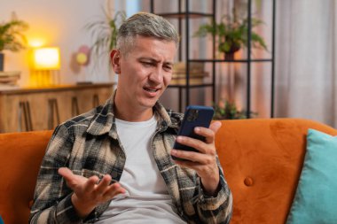 Üzgün, Kafkasyalı bir adam akıllı telefon daktilo kullanıyor, kaybediyor. Aniden piyango oyunu sonuçlarına şaşırıyor, kötü haber, servet kaybı, başarısızlık, teslim tarihi, virüs. Evde gri saçlı genç bir adam var..