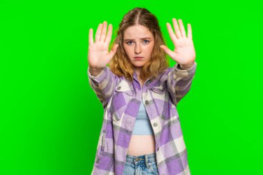 Dur, yeter. Beyaz bir kadın, el ele tutuşmak yok diyor. Bitiş çizgisinde el ele tutuşmak yok. Bitiş uyarısı, giriş yasağı, iletişim kurma dili tehlikesi yok. Krom anahtar arkaplanındaki kız