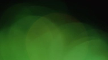 Çok renkli ışık siyah arkaplanda 4K görüntü sızdırıyor. Stüdyoda gaz sızıntısı var. Doğal aydınlatma ışınları bokeh etkisi. Çekimlerinizi birleştirmek, videoyu biçimlendirmek, geçişlerinizi