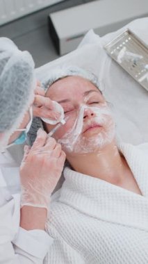 Güzellik yaşlanmayı önleyici enjeksiyonlar biyo-evrim göz mezoterapisi ile karşılaşıyor. Kozmetik doktoru kadın derisine hiyalüronik enjeksiyon yapıyor. Klinikte prosedür terapisi