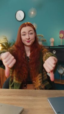 Hoşlanmamak. Ofisteki Kafkas saçlı iş kadını hoşnutsuzluğunu ifade eden, hoşnutsuzluğunu dile getiren işaret hareketi gösteriyor. Hoşnut olmayan serbest çalışan kız. Dikey