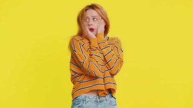 Stresli genç kadın tehlike sorunlarından korkuyor, fobisi var, anksiyete bozukluğu korkuyu gösteriyor hayır, güvensizlik, stres, panik. Korkak kız sarı arka planda izole edilmiş.