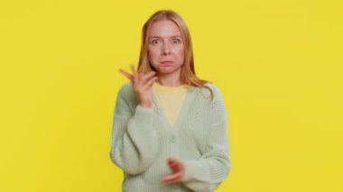 Ne diyecegimi bilmiyorum. Kafası karışmış Kafkasyalı genç bir kadın belirsiz bir sorudan utanıyor, kuşkuları yok, cevapsız bir fikir, bilgisiz bir belirsizlik. Sarı arka planda izole edilmiş sarışın kız.