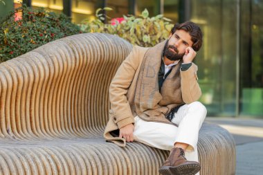 Üzgün, mutsuz, genç İspanyol iş adamı hayat endişeleri üzerine düşünüyor ve haksız bir durumdan muzdarip. Sorun, kötü hissetmek, sinirlenmek, tükenmek, keder. Şehir merkezinde hayal kırıklığına uğramış bir adam.