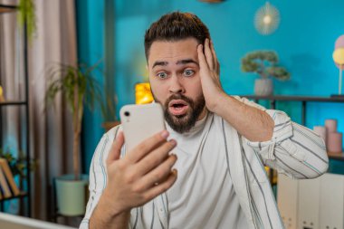 Aman Tanrım, vay canına. Akıllı telefon üzerinde çalışan mutlu iş adamı piyango galibiyeti kazanma uygulaması ve iyi haberler karşısında şok oldu. Kafkasyalı, merkez ofisteki serbest çalışan adam. Yaşam Tarzları