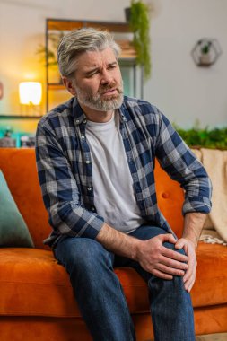 Orta yaşlı bir adam acı veren bir rahatsızlıktan muzdarip diz eklem ağrısı, bacak kasları, yürüyemiyordu. Hasta, olgun bir adamın diz masajı yapması, koltukta romatizmaya neden olur. Sağlık sorunları