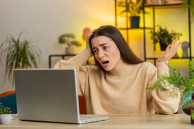 Mutsuz bir kadın dizüstü bilgisayarı kullanıyor. Bilgisayarda yazı yazarken kaybediyor. Aniden piyango kötü haber, talihsizlik, bilgisayar virüsü gibi sonuçlara şaşırıyor. Ofis masasındaki kız. Kopyalama alanı