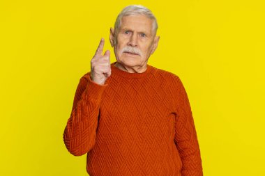 Tartışma. Sinir bozucu ve hoşnutsuzca el kol hareketi yapan, sinirli ve mutsuz yaşlı bir adam başarısızlıktan dolayı azarlayan, bunun neden olduğunu soran. Sarı arka planda yaşlı büyükbaba