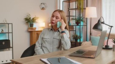 Sinirli bayan yönetici ofis masasında akıllı telefon görüşmesi yapıyor. İş kadını agresif bir şekilde cep telefonundan konuşuyor. Stresli sinirli kız astlarını azarlıyor, yardım hattı servisi....