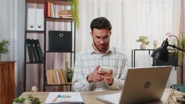 Hindistanlı genç işadamı akıllı telefon daktilo kullanırken, aniden piyango sonuçlarını, kötü haberleri, ofis masasında servet kaybını kaybediyor. Sinirli adam serbest çalışan..