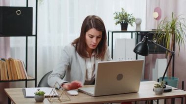 Resmi giysi içinde çalışan Kafkasyalı iş kadını programcı yazılım geliştirici sistem hatası virüsünü kaybetti. Kötü haber talih veri kaybı merkez ofiste başarısız oldu. Üzgün genç bayan serbest çalışan kız.
