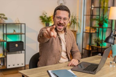 Seni seçiyorum. Ofis bilgisayarı üzerinde çalışan heyecanlı iş adamı programcısı kamerayı işaret ediyor, mutlu bir ifadeyle bakıyor, seçim yapıyor, yön gösteriyor. Serbest çalışan adam davet ediyor..