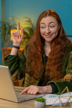 Evreka. Düşünceli, zeki, ilham verici, dizüstü bilgisayarda çalışan, el hareketleriyle hareket eden, yaratıcı bir plan hazırlayan, iyi bir fikir motivasyonuyla heyecanlanan, ofisteki sorular soran bir kadın. Dikey