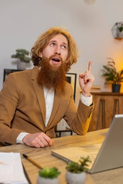 Genç Kafkasyalı girişimci sunum için başlangıç projesini hazırlıyor ve fikri buluyor. Kendine güveni tam bir serbest çalışan ofis masasında dizüstü bilgisayarla yazı yazmayı düşünüyor. Uzak çalışma