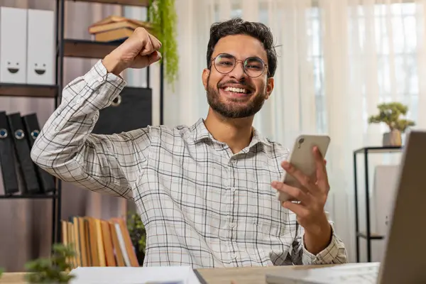 Akıllı telefon daktilo kullanarak mutlu Hintli işadamı, 