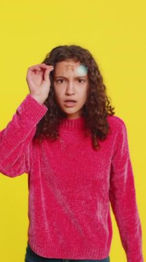 Aman Tanrım, vay canına. Gözlüklerini çıkarıp, büyük gözlerle kameraya bakarken şaşkınlıkla hayrete düşen kız, zaferin başarıyı kutlamasının şokunu yaşıyor. Sarı arkaplandaki çocuk